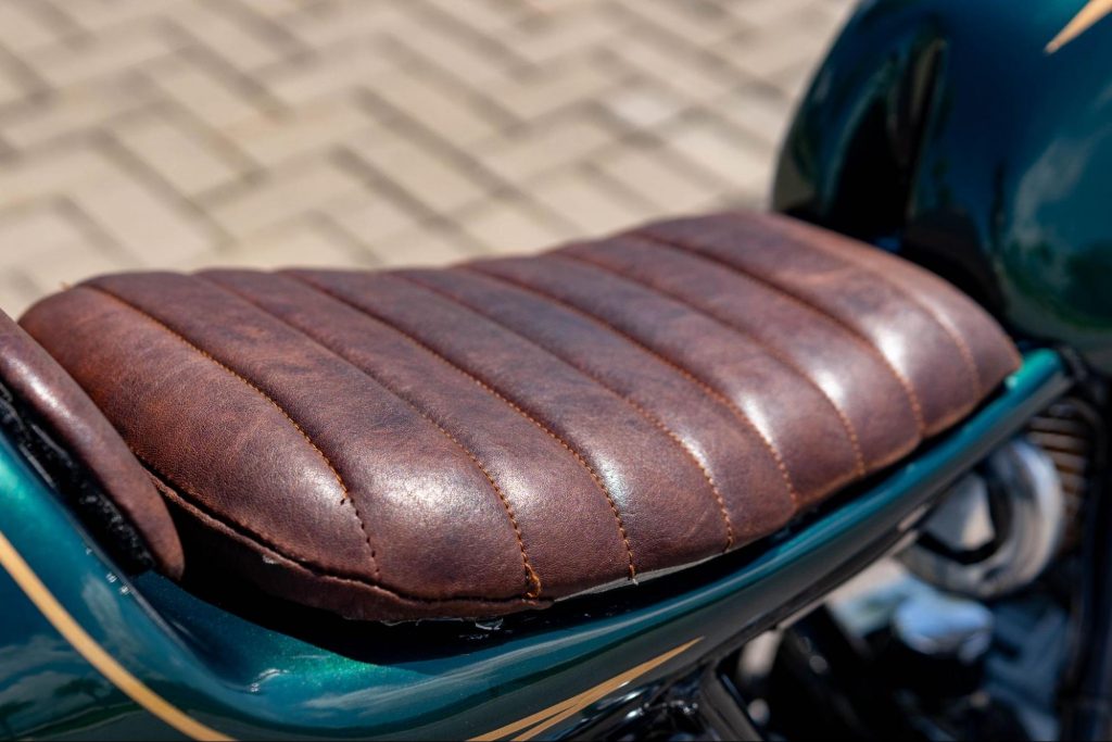 坐墊採用了真皮條紋樣式，均是手工製作。