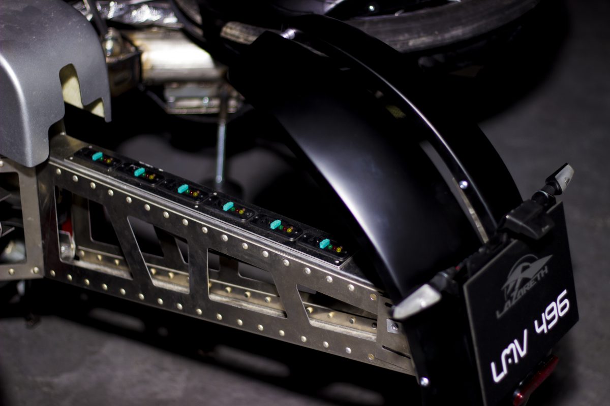 spakbor-belakang-terbuat-dari-gabungan-carbon-kevlar