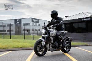 Triumph 全新三缸街跑「Trident」偽裝車完整揭露！