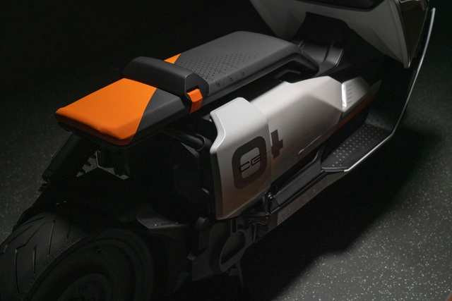 更科技、更实在BMW电动速克达“CE04”亮相| Webike+华语专业摩托媒体