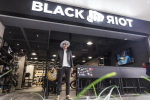 感受時尚與電單車文化,屬於復古騎士的BLACK RIOT