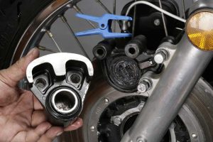 【DIY小教室】煞車有異音?說不定是卡鉗活塞生鏽啦!