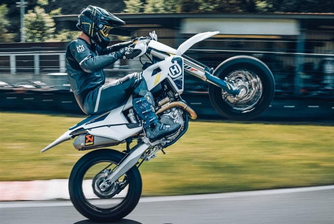 純種競技滑胎！Husqvarna 2022年式「FS450」配備更新