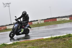 【試乘報告】貼地飛行的電能鋼砲!YAMAHA「EMF」