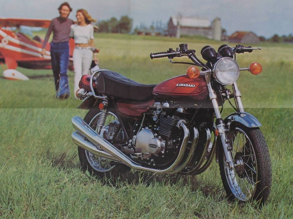 900 SUPER FOUR 型號為 Z1。從 1972 年秋季開始發售的 Z1 與 1972 H2 一樣，以配備尾罩的現代設計而廣受歡迎，而且火紅的車身顏色被稱為Fire ball火球