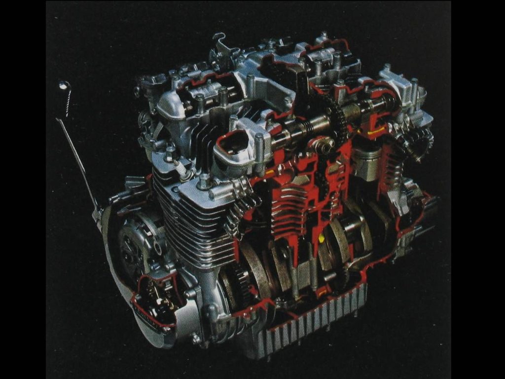 為了實現打敗本田的CB750，把原本預定的750cc引擎擴大到900cc。Bore x stroke 66 x 66mm, 903cc, 最大輸出功率83PS/8500rpm，在當時堪稱世界之最