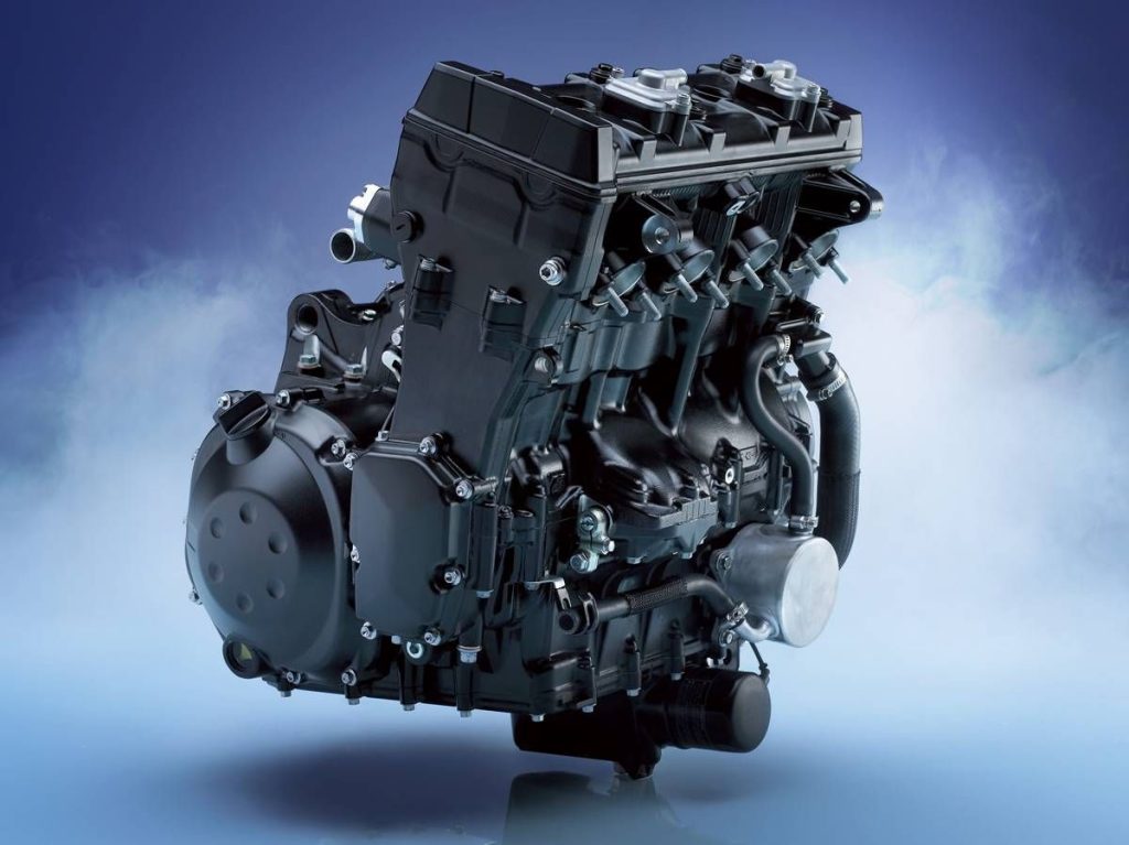 全新設計的並列4缸引擎，寬度與ZX-12R相差無幾。採用鍛造材料加工而成的凸輪軸、鍛造活塞和滲碳連桿，確保出色的強度和可靠性。
