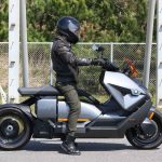 充滿未來感的豪華電動車,「BMW CE04」出乎意料的輕巧和強大