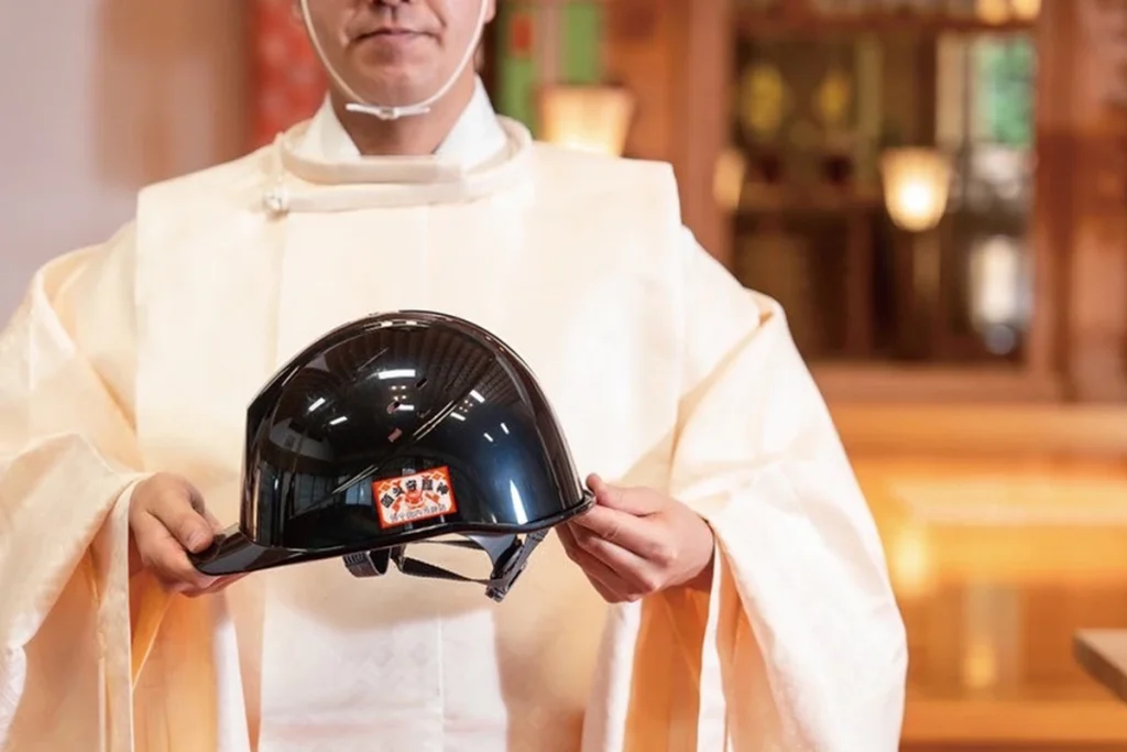 頭之宮四方神希望能為騎士們不可或缺的頭盔進行「淨化」，提升對交通安全的意識。