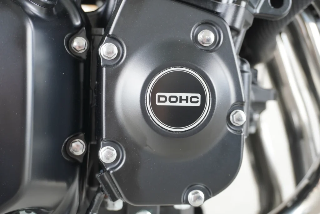 分电盘和发电机盖上也印有DOHC字样，成为了特别版独特的亮点