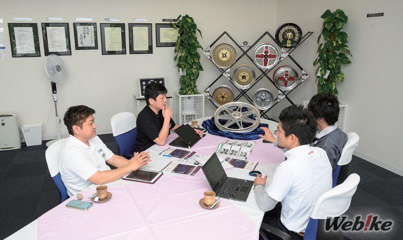 作為世界一流的輪框品牌，位於靜岡縣濱松市的廠商ENKEI再次負責製造，並進行了詳細的討論
