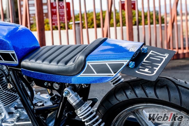 座墊是CANDY Motorcycle Laboratory獨特的定制品，搭配閃亮線條，營造出運動感