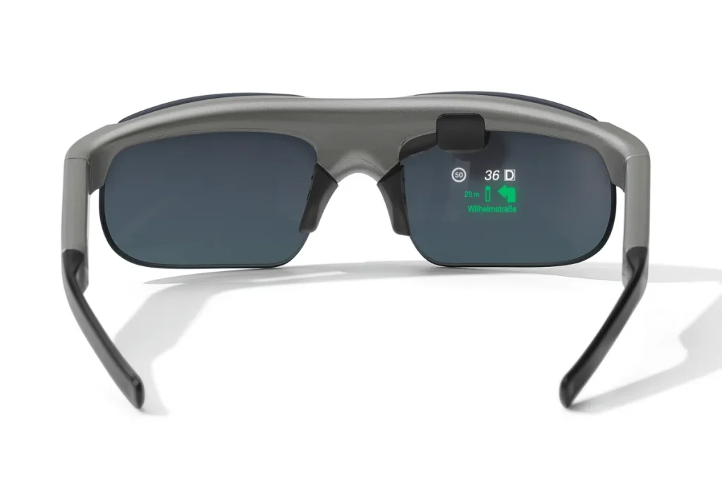 ConnectedRide智能眼镜可将信息投射到右侧镜片上，其特点是投射装置和电源都是一体化