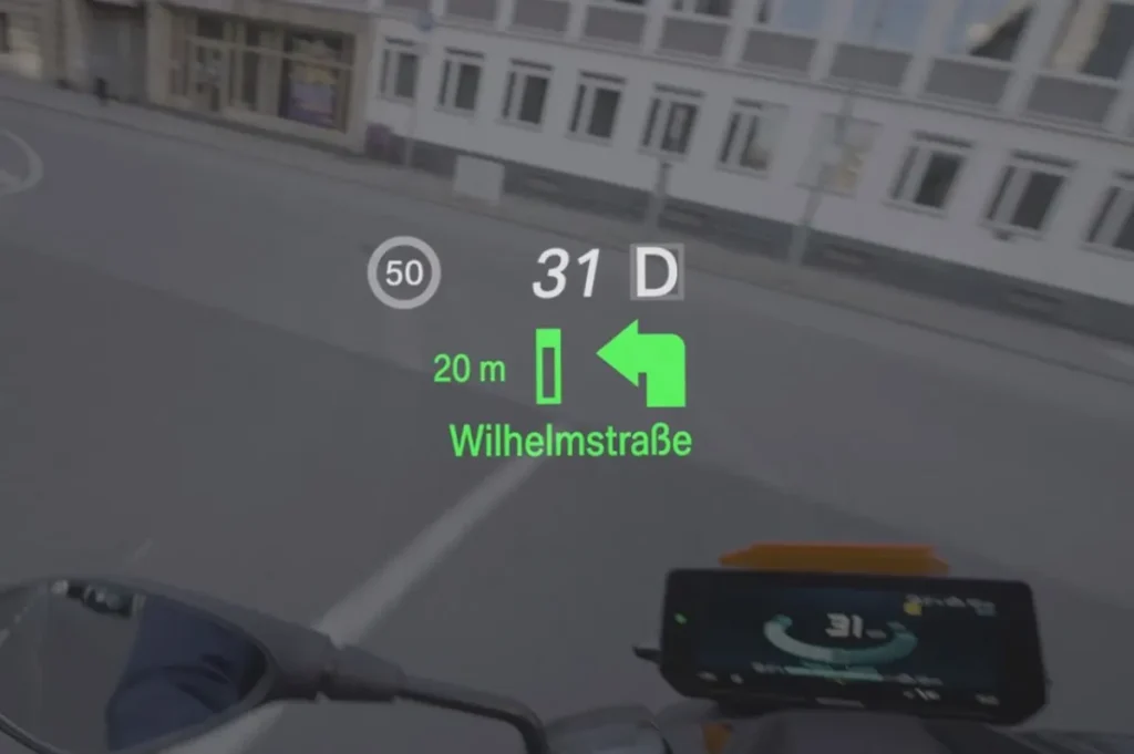 转弯时，还会显示到拐角的距离。还显示街道名称和地名，例如 Wilhelmstraße。