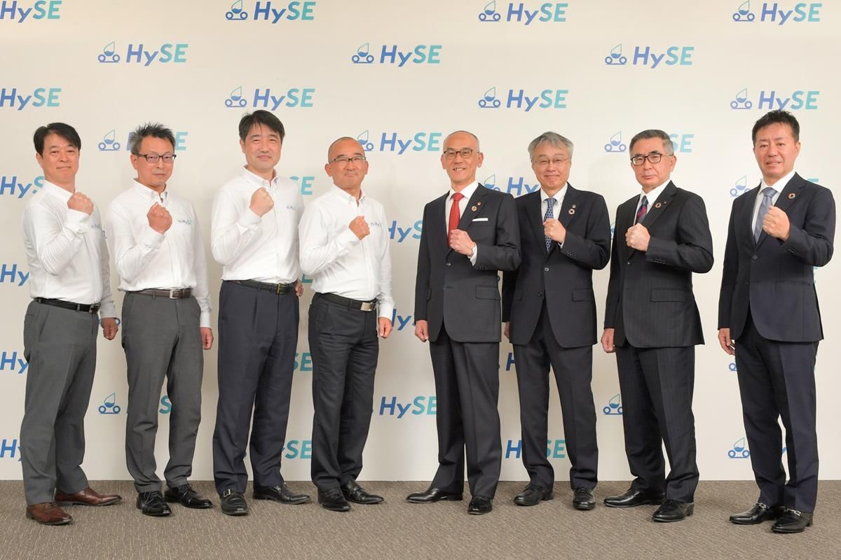 在HySE中担任核心角色的四家摩托车制造商的管理层（右）和理事候选人（左）。此外，丰田汽车和川崎重工两家公司也作为特别联合成员参与其中，提供技术和基础设施支援。
