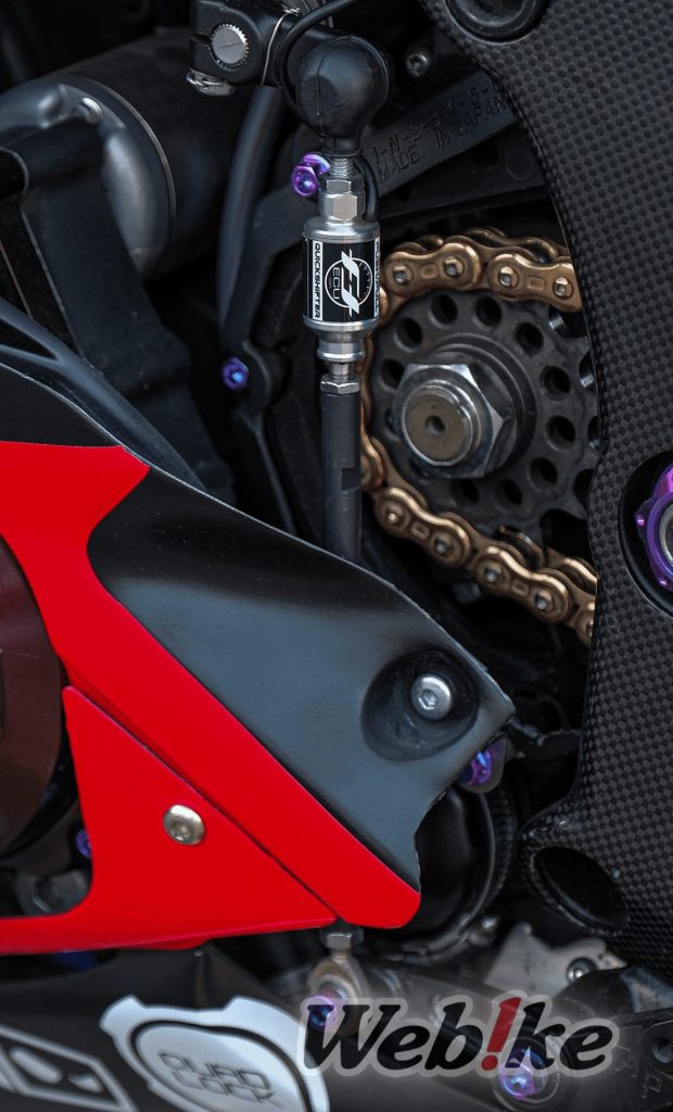 摩托車配備了FlashTune ECU的快速換擋器和自動降擋器(autoblipper)，並計劃於未來安裝Starlane DaVinci的電子儀錶。