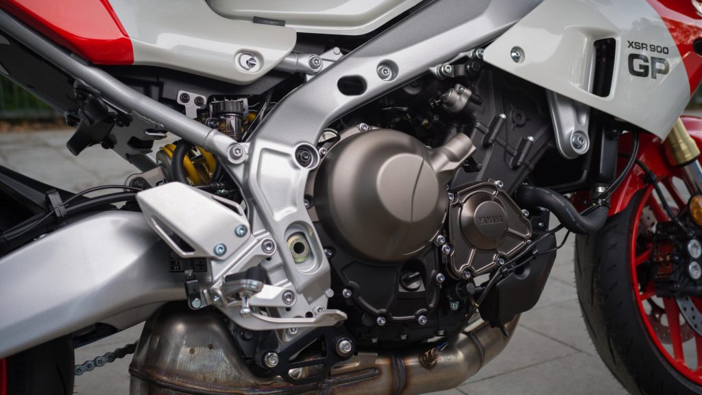 Yamaha並列三缸CP3引擎加上經過調整的DELTERBOX車架，帶來更強的操控性