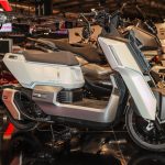 【2023米蘭車展】SYM 混合動力機車 PE3 PHEV,一公升可跑125公里