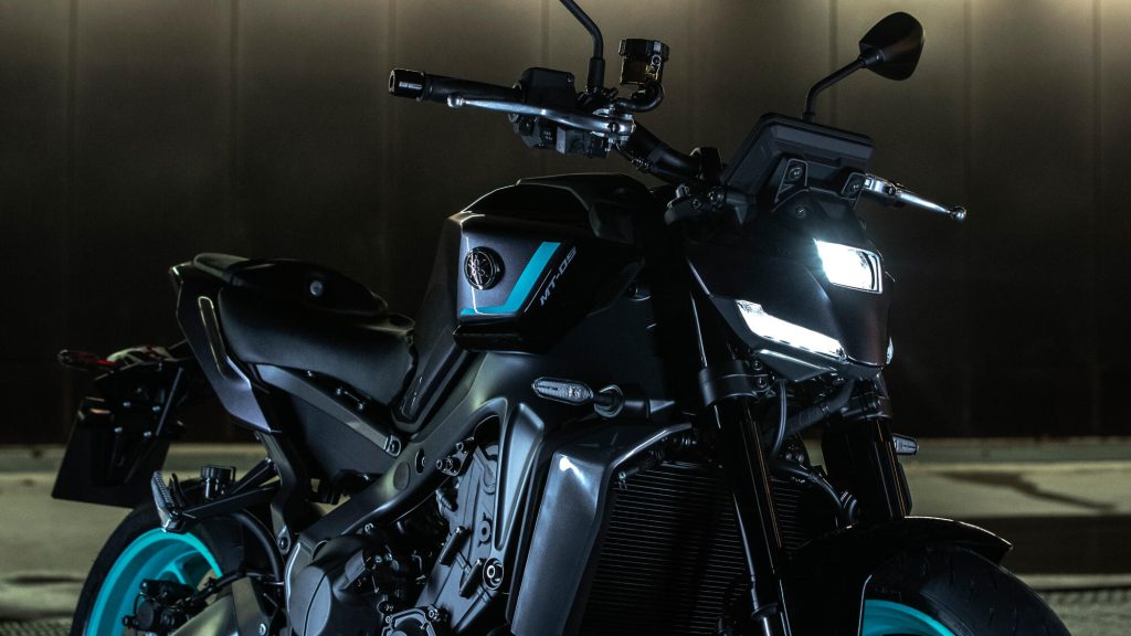 全新大灯设计加入了Yamaha跑车系列的元素，更为锐利