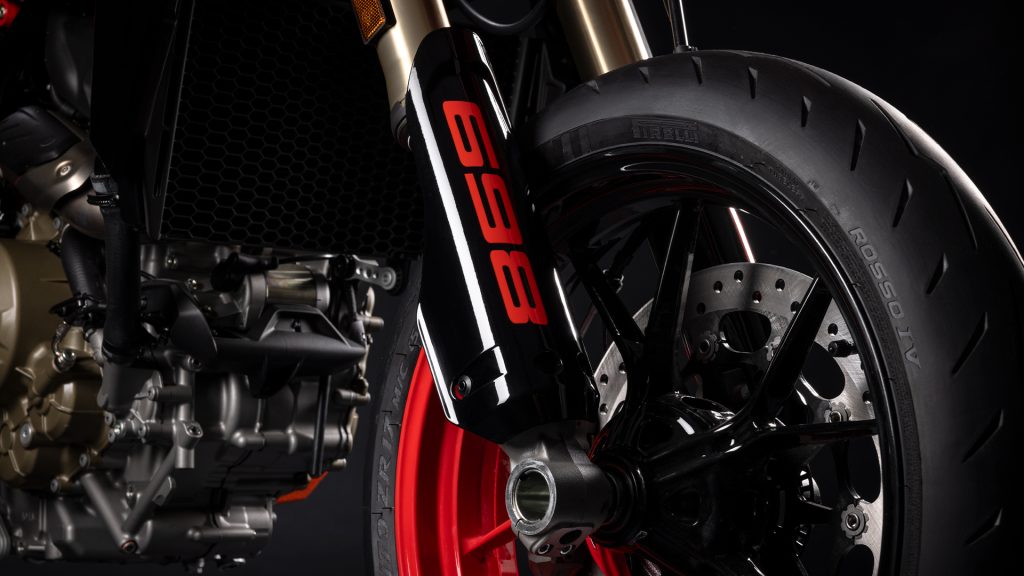 搭载了轻巧且可完全调整的Marzocchi 45mm倒立式前叉，轻型铸造五辐Y形轮框更，使用了Pirelli Diablo Rosso IV轮胎