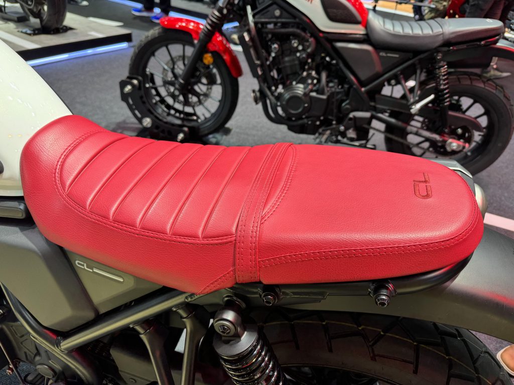紅色的座椅加上CL字樣的刺繡