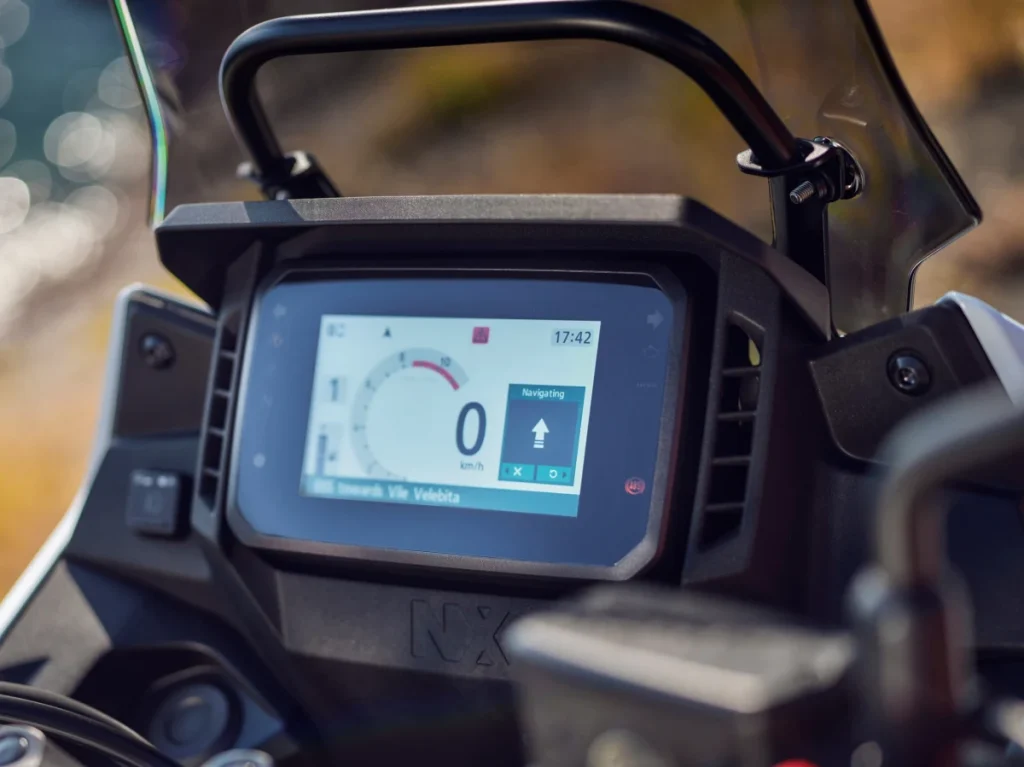 新型 5 吋彩色 TFT 儀表與智慧型手機應用程式「Honda RoadSync」相容。