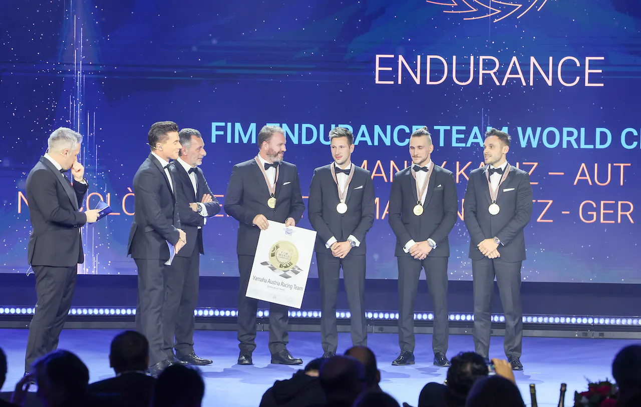 FIM耐力世界锦标赛获奖者在FIM颁奖典礼上受表扬