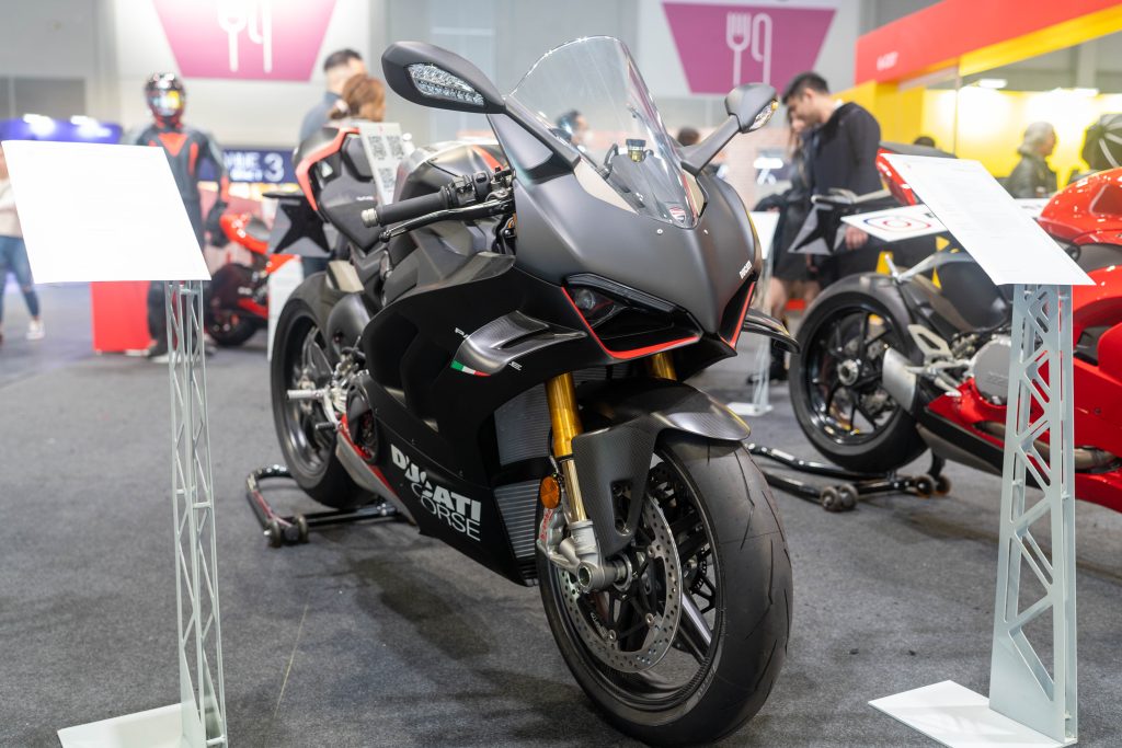 PANIGALE V4 SP2，前方的定風翼與輪框均使用了碳纖維