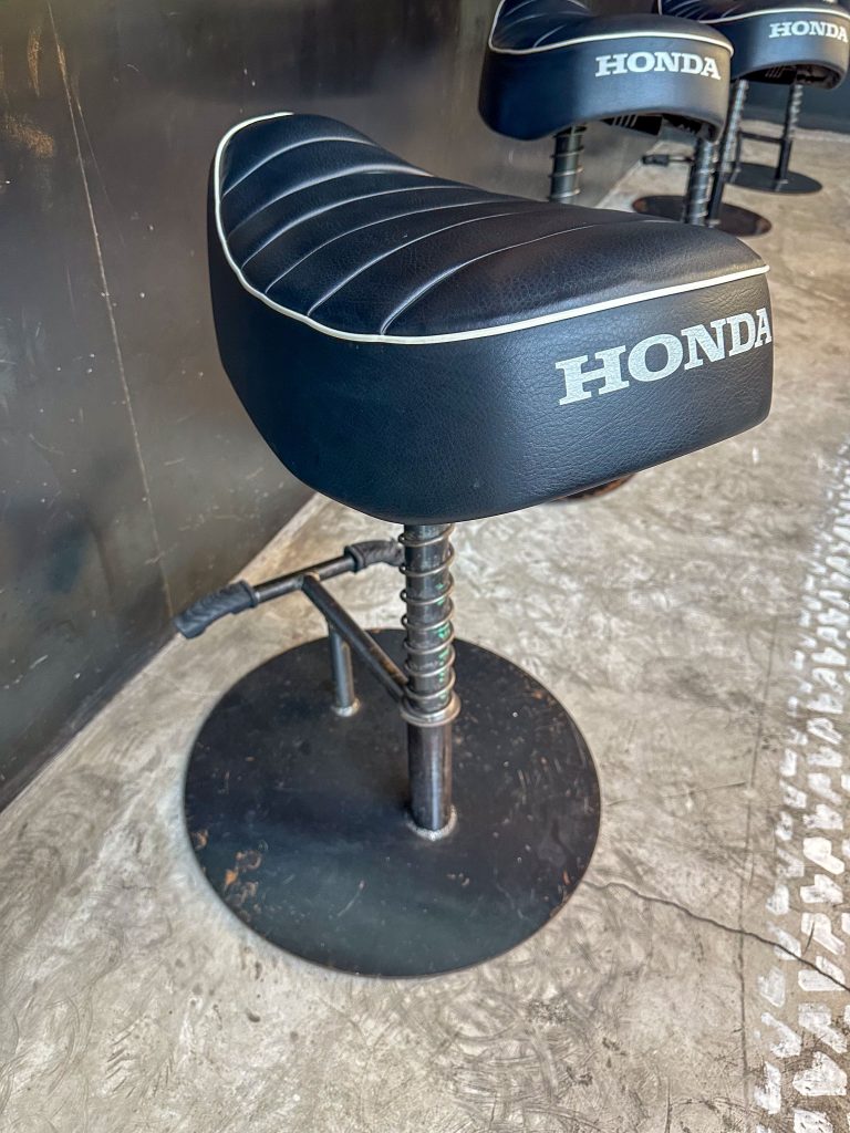 细心一看coffee shop的椅子使用的是monkey125的座垫