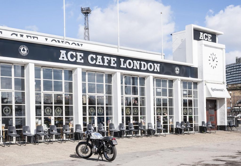 翻新過後的Ace Cafe，名字上的LOGO是不少「Cafe Racer」愛貼的貼紙