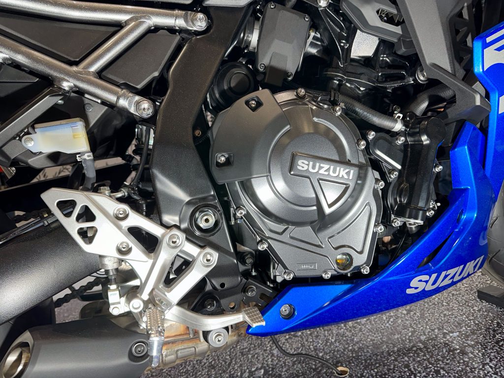 GSX-8R使用与GSX-8S相同的776cc并列双缸引擎，并配置270度曲轴，提供类似V型双缸的动力输出特性和愉悦的引擎声音。