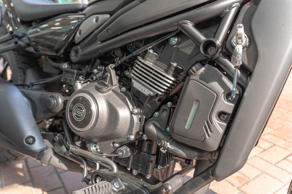 449cc 并列双缸水冷引擎，在汽缸上加上散热鳍片增强复古感觉，同时刻有“CFMOTO1989”的字样，非常有Triumph的风格