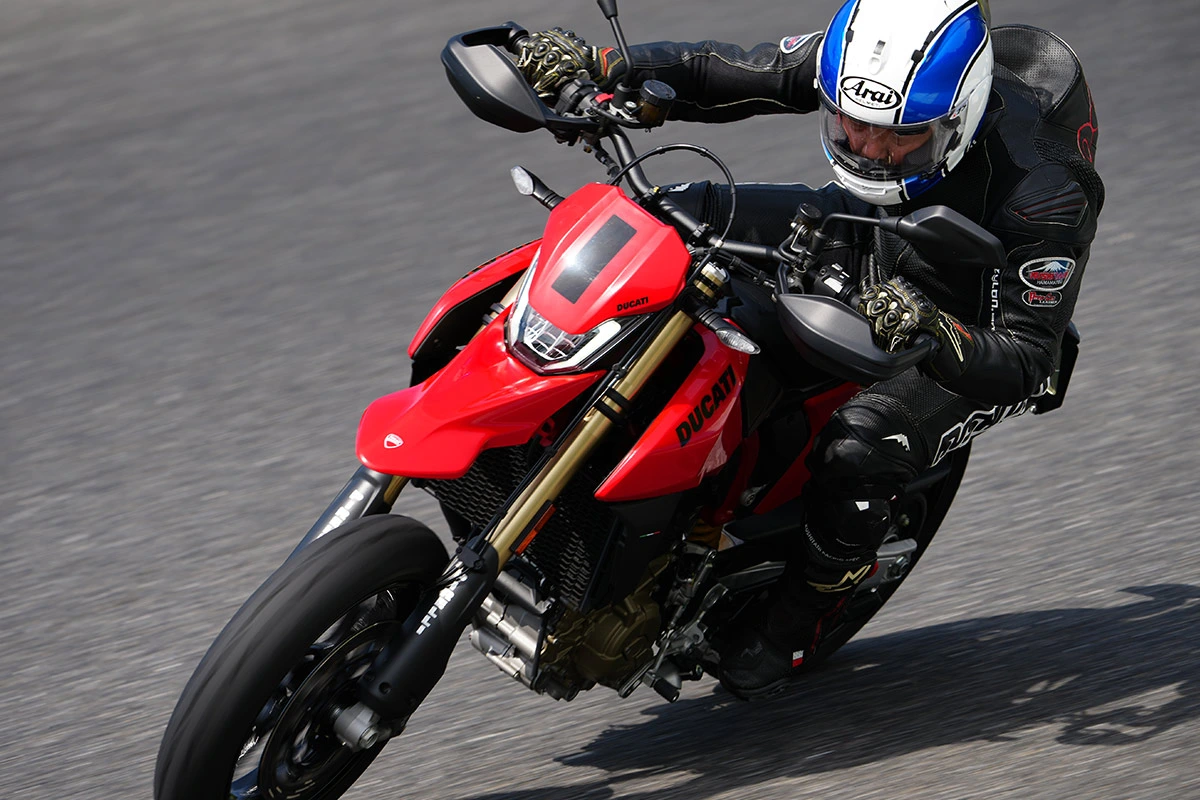 【试乘报告】带来极致体验的公路猛兽！ Ducati Hypermotard 698 Mono 兼具赛道性能与驾驭乐趣