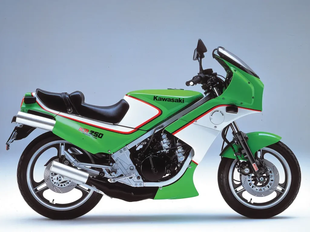 KAWASAKI KR250搭載了一具並列雙缸引擎，並採用鋁合金車架，全整流罩設計受GPZ900R所啟發