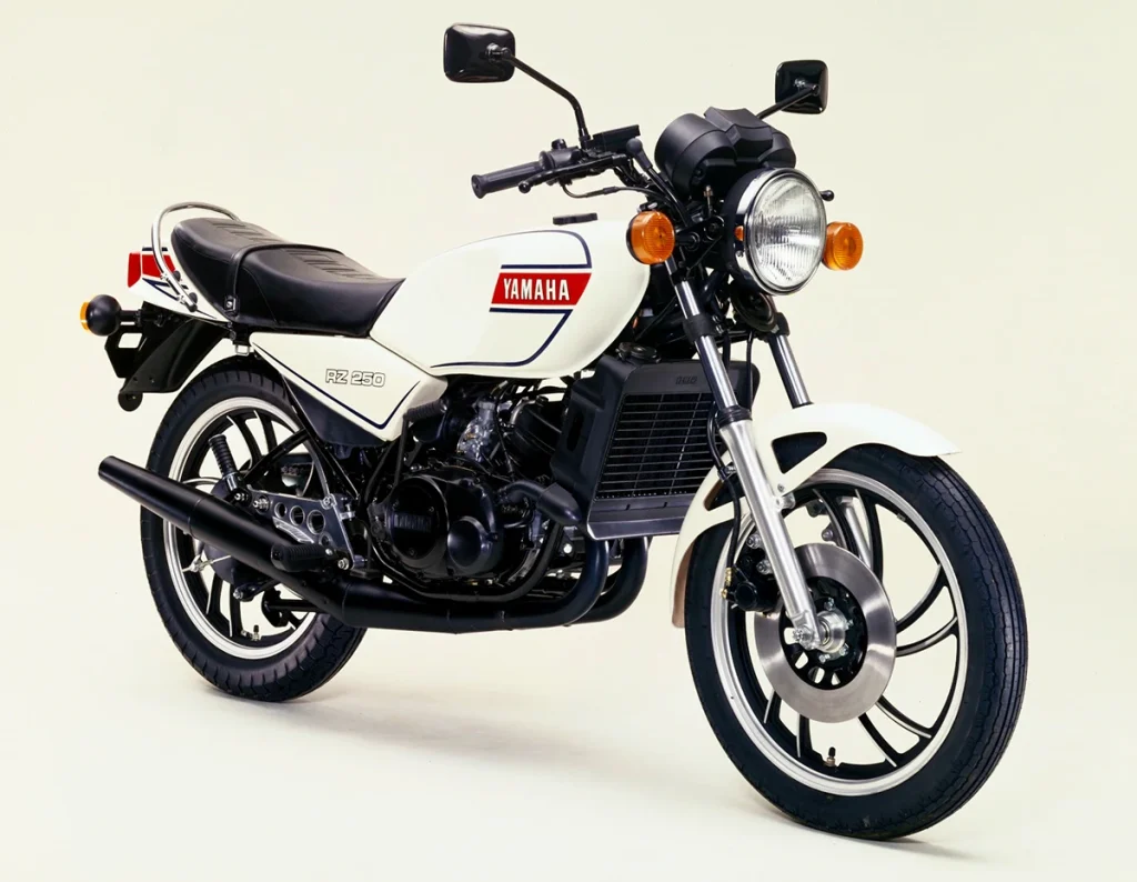 Yamaha RZ250以其強大的35 hp馬力水冷二行程引擎，在當年250cc級距中傲視群雄。其兄弟車款RZ350更被冠上了「大車殺手」的稱號，可見其性能之強悍。