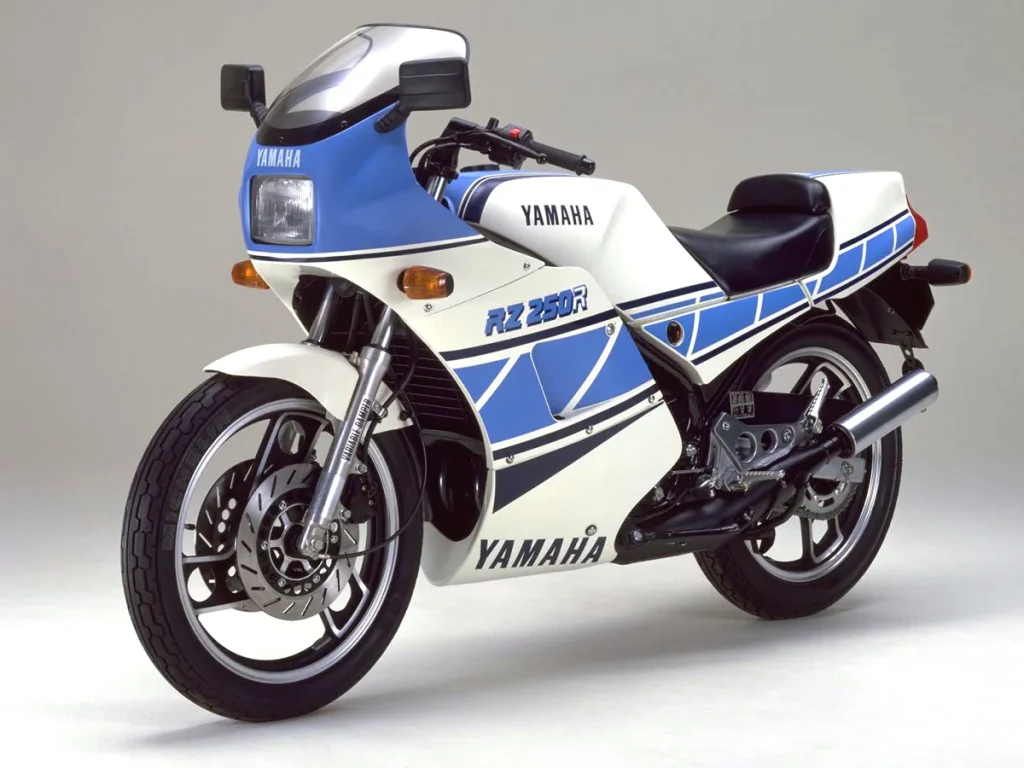 完全改型的 RZ 包括配備全罩的 RZ250RR。搭載YPVS，最大輸出提升至43PS。