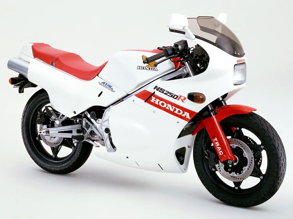 針對MVX表現不佳的情況，HONDA推出了NS250R，據說是與商業賽車RS同時開發的，新開發的 V 型雙缸引擎安裝在鋁合金架上