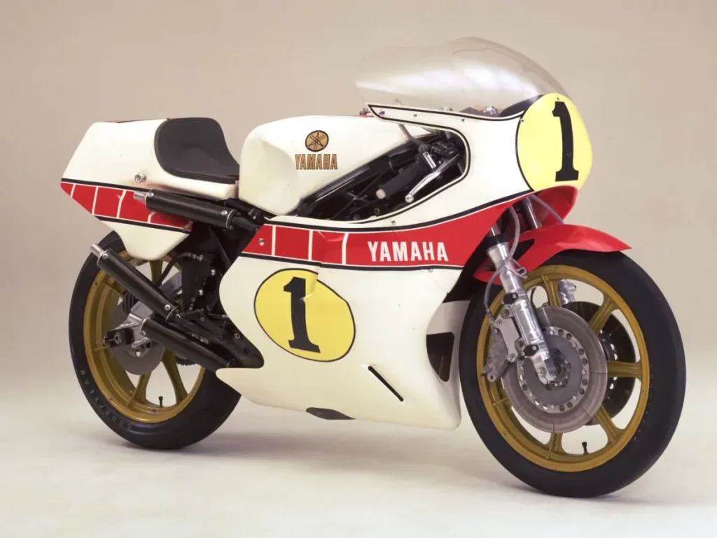 傳奇車手kenny roberts駕駛YAMAHA YZR500廠車，締造了輝煌戰績，連續三年（1978-1980）稱霸WGP