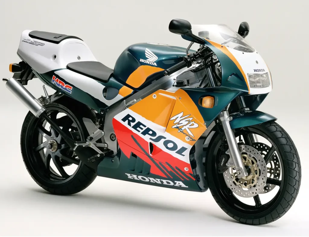 NSR250R SP 是 NSR 系列的最終型號。它有一個前臂後臂、鎂製車輪和一個乾式離合器。