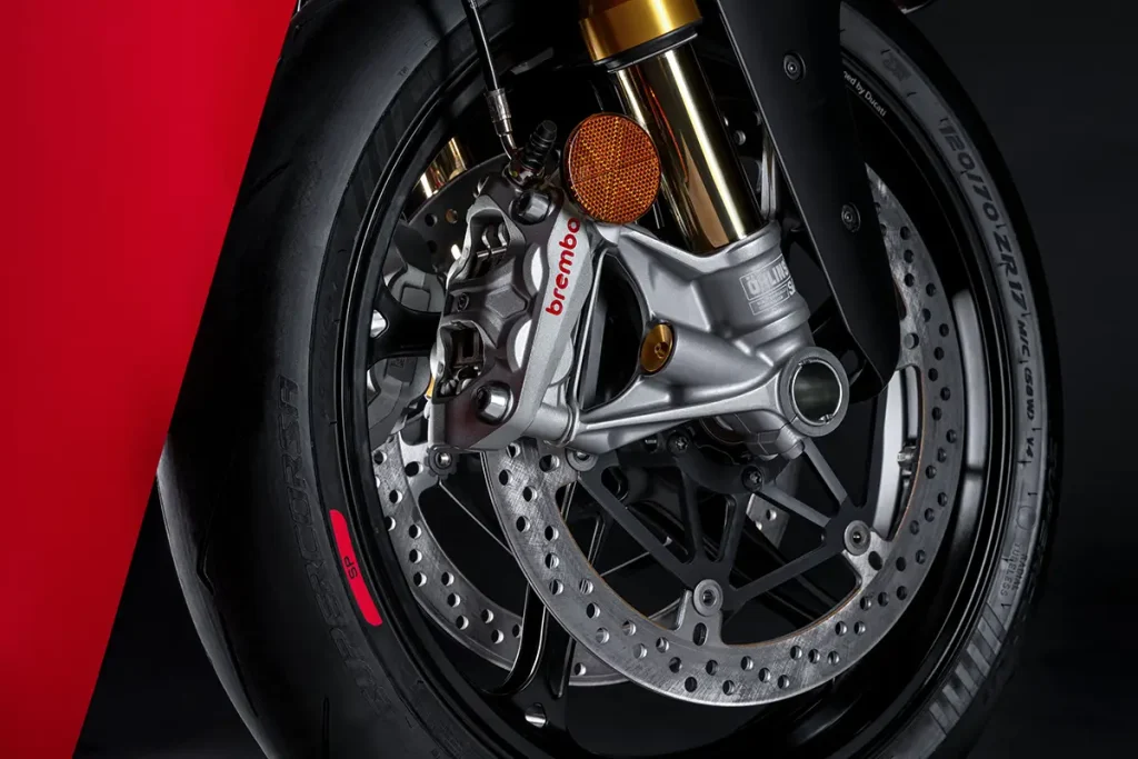 Brembo Hypure在上年米蘭車展推出，Panigale V4是首款原廠配備的車型
