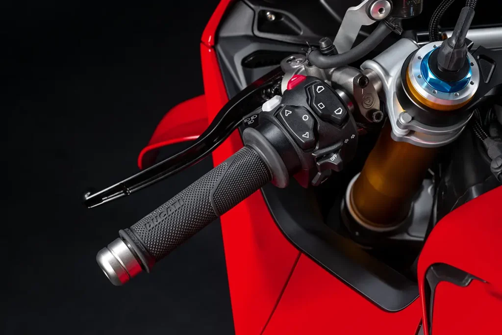 配備Brembo 離合器總泵，位於左側手把上，同時左手的開關總成控制眾多電控功能