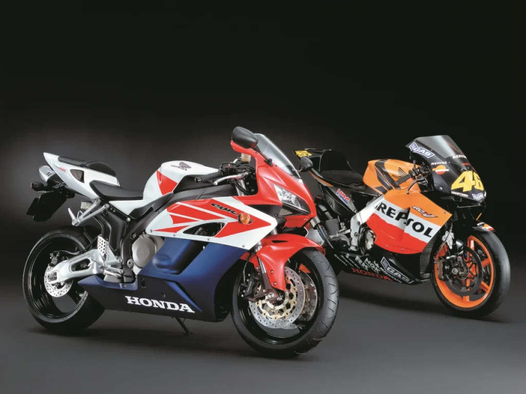 2004 年，Honda 推出了全面革新的 CBR1000RR，取代了 CBR954RR。這款全新超級跑車搭載全新設計的 1000cc 四缸引擎，不僅專為量產賽事打造，更具備征戰賽道的強悍性能。