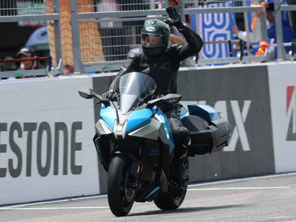 KAWASAKI在 2024 年鈴鹿 8 小時耐力賽上展示氫動力車型