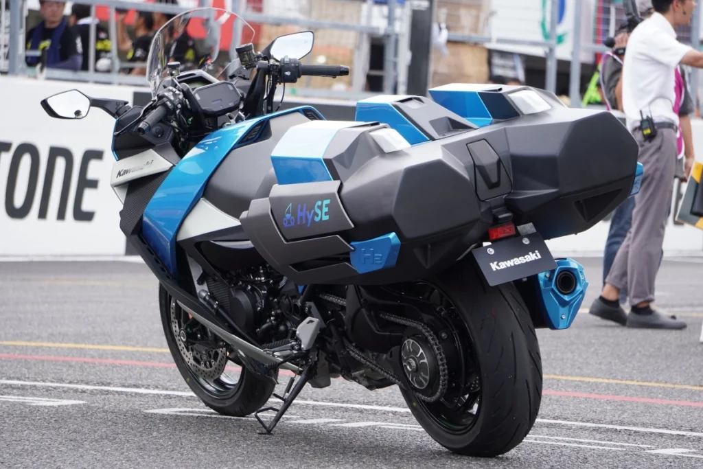 車輛後方安裝有兩個豐田MIRAI氫燃料罐 ，壓縮至700Mpa，每側可充2kg氫燃料約25L