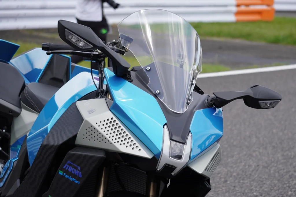 搭載「H」型日行燈，呈現極具未來感的頭燈設計。車側網狀部件設計靈感源自機械增壓進氣口，更顯前衛動感