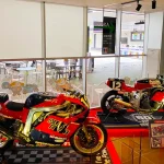 【鈴鹿8耐】「PIT SUZUKA」展出兩台傳奇鈴鹿8耐賽車!Yoshimura Moriwaki GSX1000與Yoshimura Suzuki GSX-R750