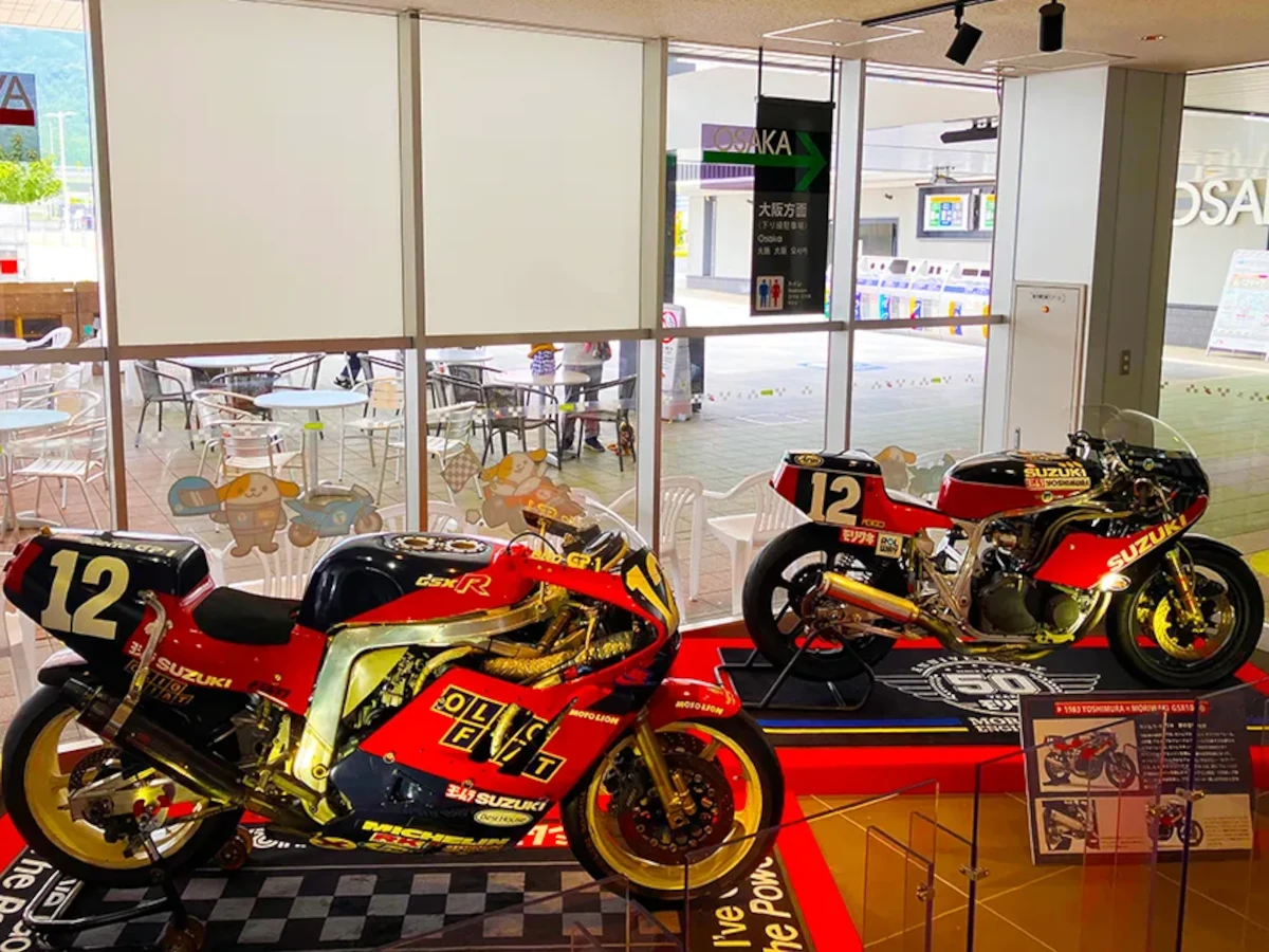 【鈴鹿8耐】「PIT SUZUKA」展出兩台傳奇鈴鹿8耐賽車！Yoshimura Moriwaki GSX1000與Yoshimura Suzuki GSX-R750