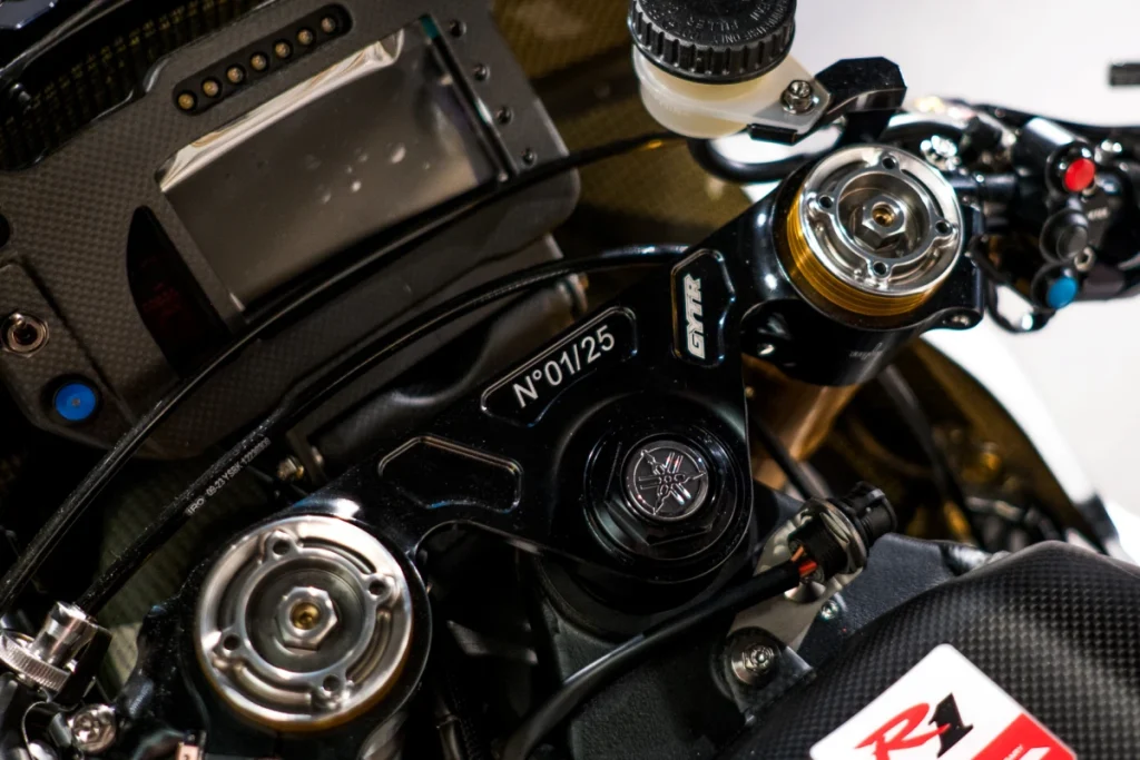 為紀念 YZF-R1 誕生 25 周年，首款車型將限量生產 25 輛。雖然歐洲將於 2024 年停止生產 R1 公路版車型，但預計將繼續銷售賽車版。