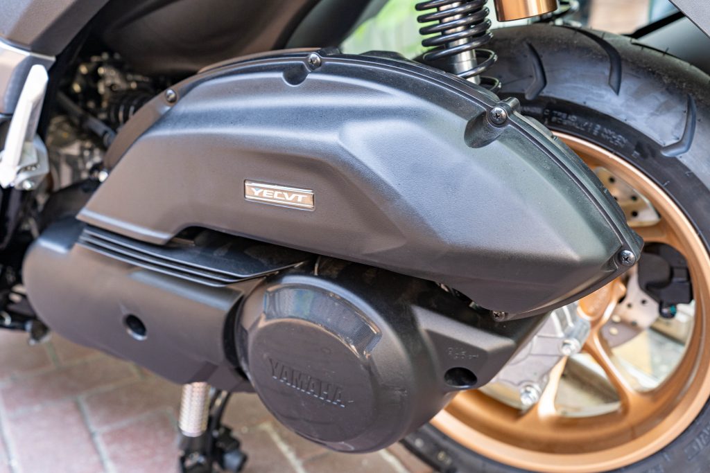 全新的YECVT（Yamaha Electronic Continuously Variable Transmission）變速系統，並且有獨特的徽章印在空慮盒外