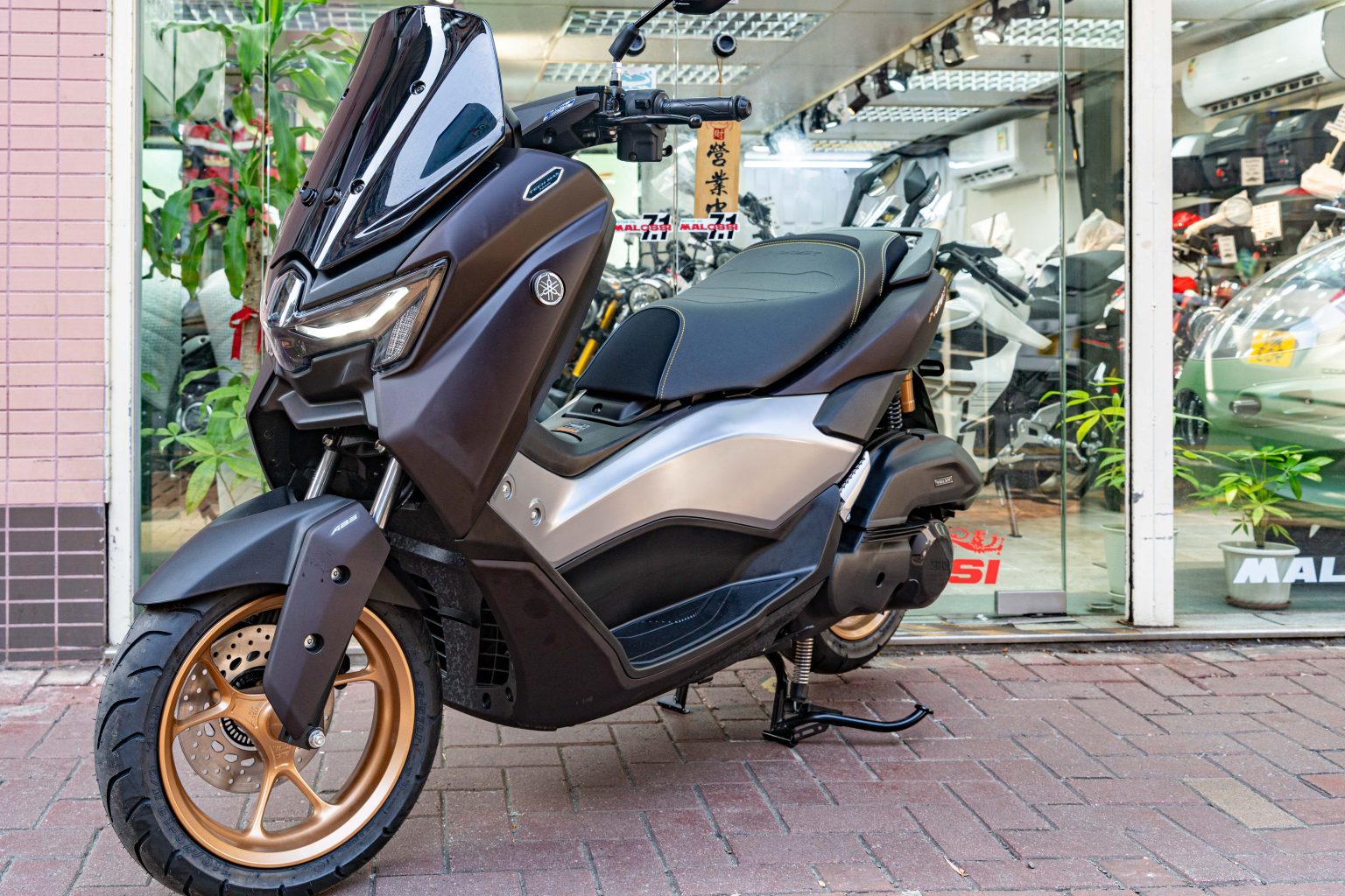 【實車開箱】2025 Yamaha Nmax turbo 155全面改款，全新外觀搭載電子變速與雙TFT儀表！